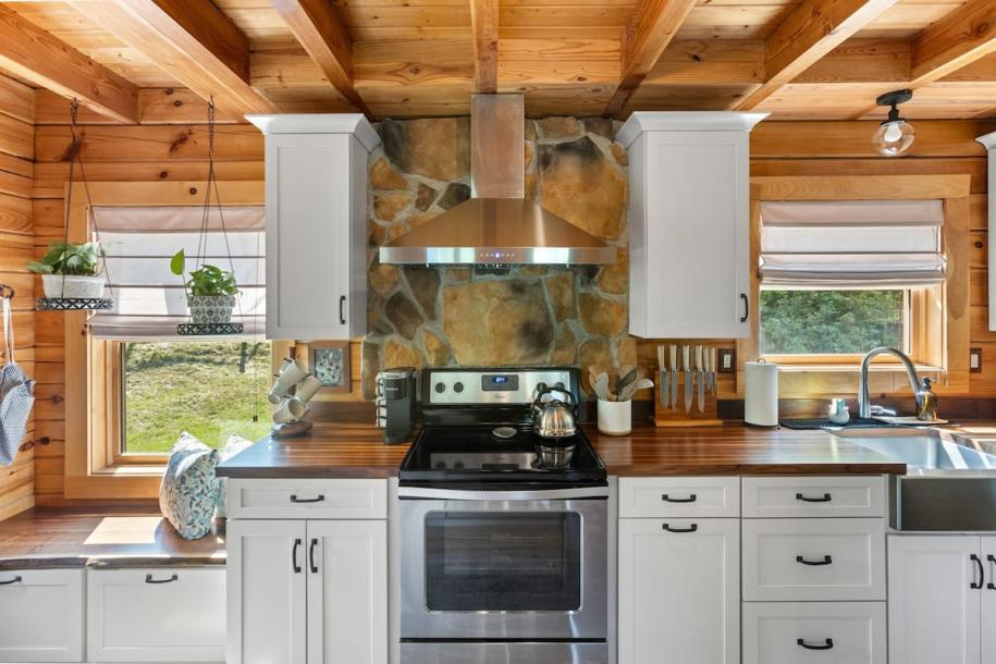 Entire cabin in Fort Valley, Virginia 4 guests1 bedroom3 beds2 baths-10