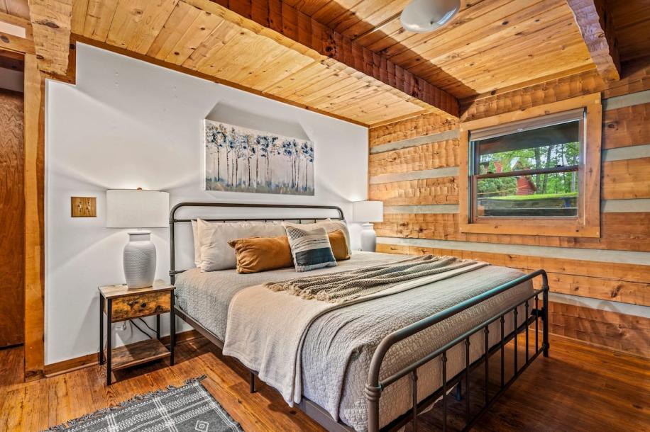 Entire cabin in Sevierville, Tennessee 6 guests2 bedrooms4 beds2 baths-7