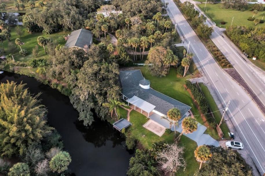 Elegant Waterside Haven - 3BR Pool House-14