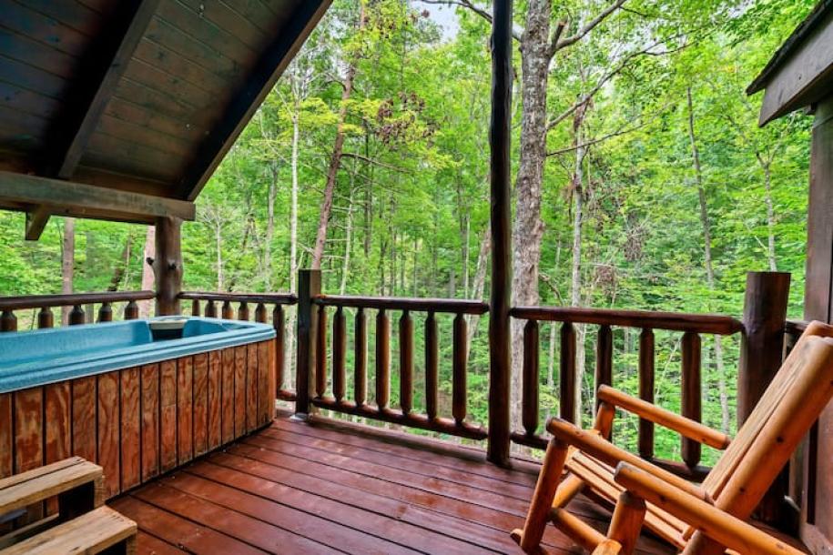 Entire cabin in Sevierville, Tennessee 4 guests1 bedroom2 beds1 bath-12