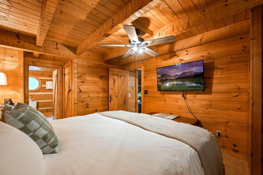 Entire cabin in Sevierville, Tennessee 5 guests2 bedrooms3 beds2 baths-8