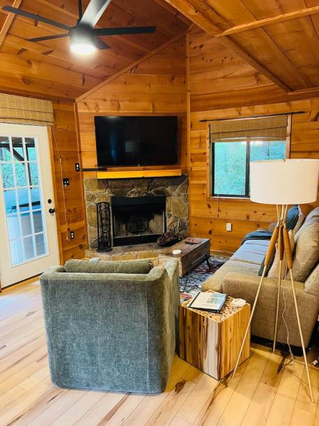 Entire cabin in Sautee Nacoochee, Georgia 4 guests2 bedrooms2 beds2 baths-7