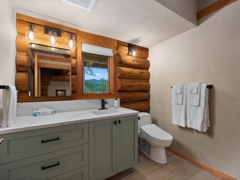 Entire home in Sandy, Oregon 6 guests2 bedrooms3 beds2 baths-11