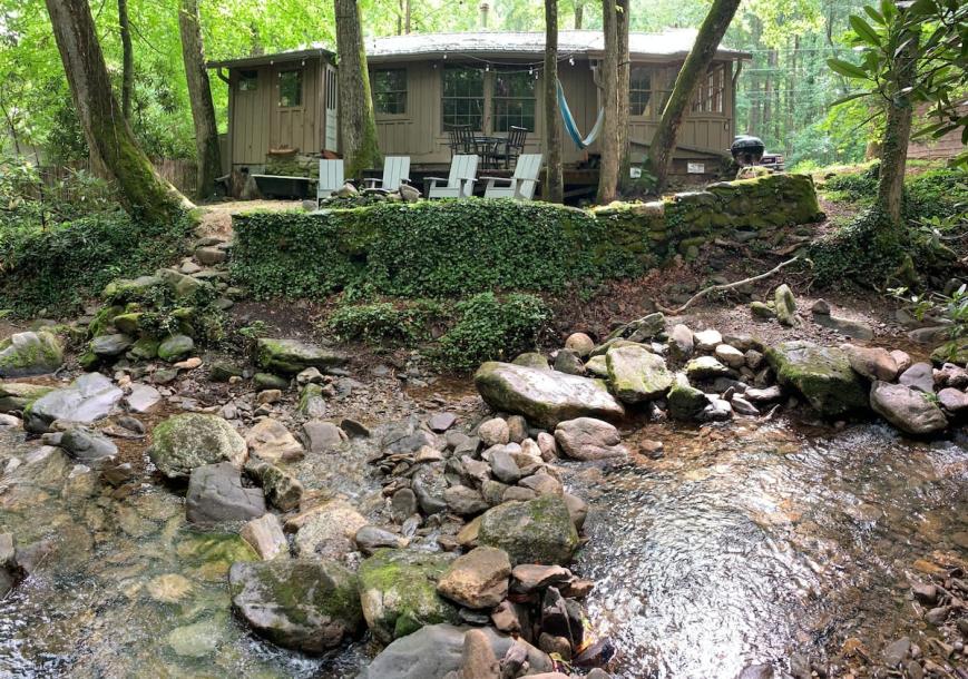 Entire cabin in Candler, North Carolina 4 guests2 bedrooms2 beds1 bath-0