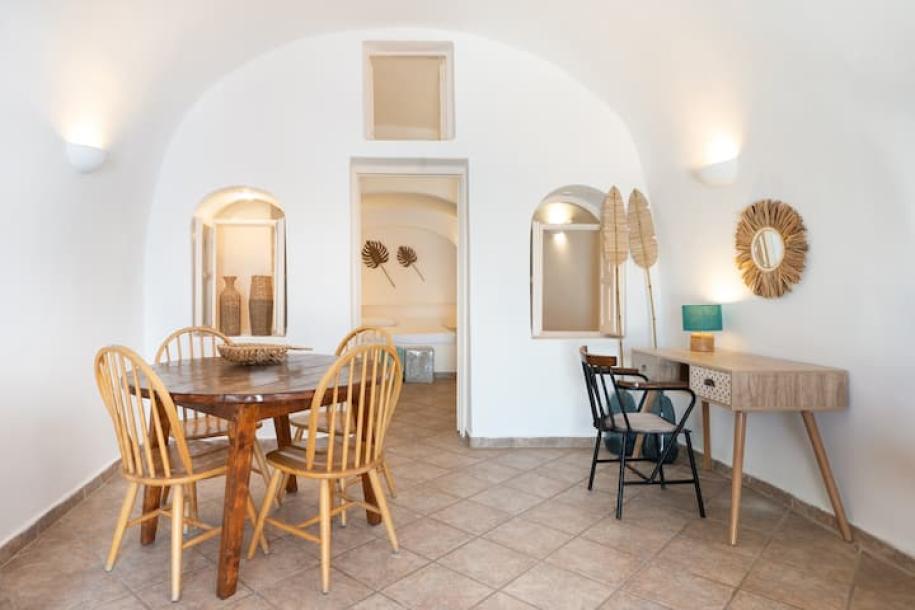 Cycladic home in Oia, Greece 5 guests2 bedrooms2 baths-13