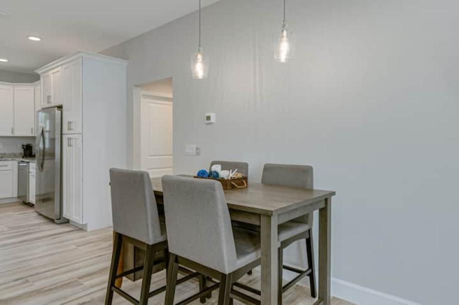 All new, lovely, spacious 3bd/2bth unit sleeps 8!-5