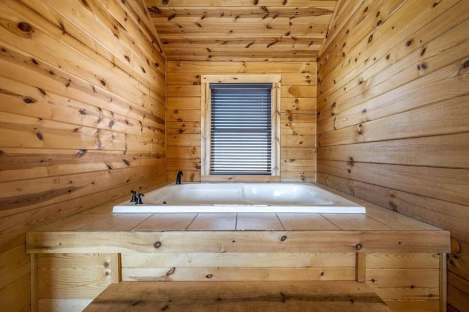 Entire cabin in Gatlinburg, Tennessee 2 guests1 bedroom1 bed1 bath-12