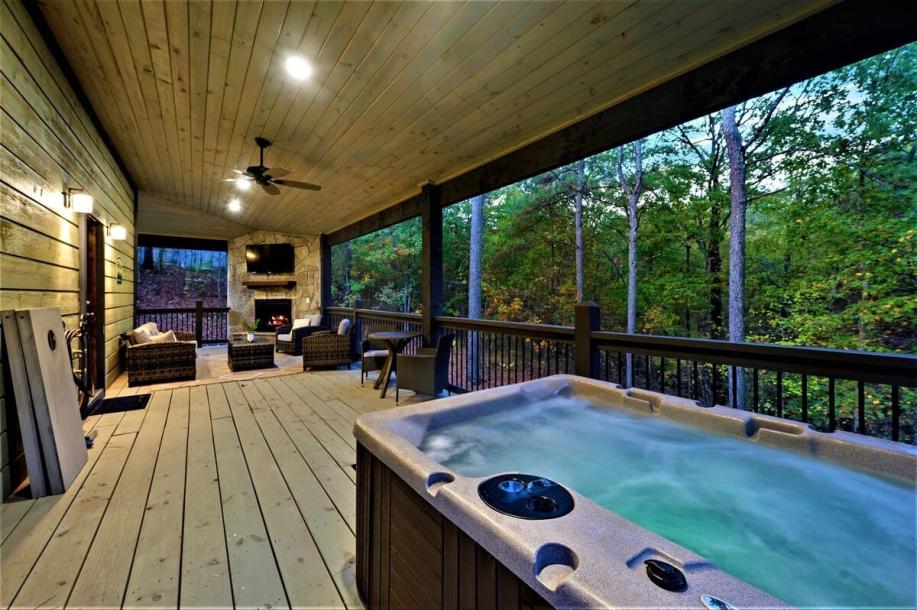 Entire cabin in Broken Bow, Oklahoma 4 guests1 bedroom2 beds2 baths-0