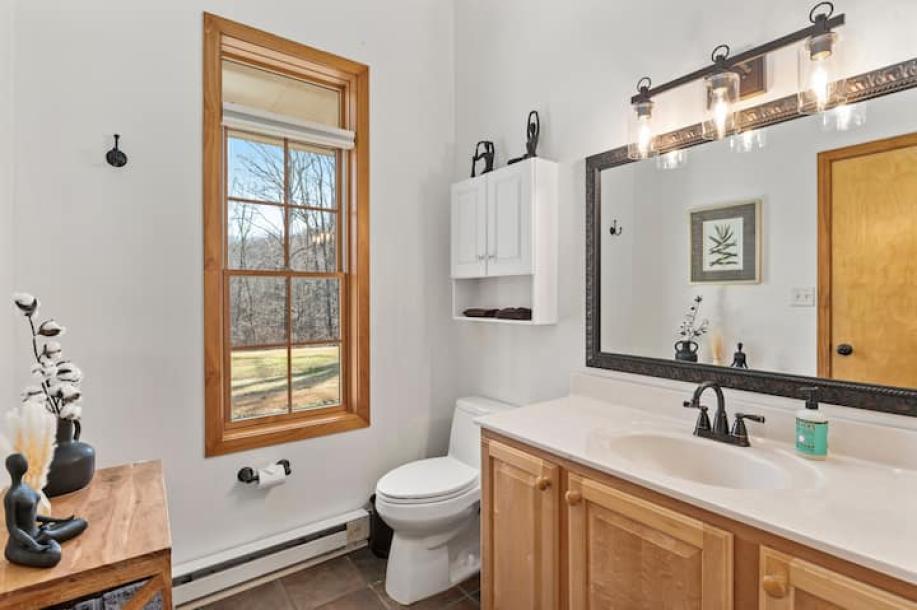 Entire home in Frederick, Maryland 4 guests1 bedroom2 beds1 bath-6