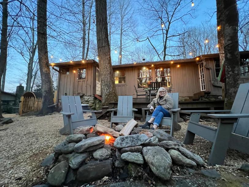 Entire cabin in Candler, North Carolina 4 guests2 bedrooms2 beds1 bath-3