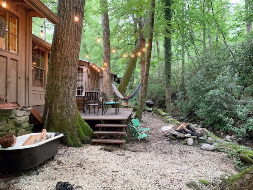 Entire cabin in Candler, North Carolina 4 guests2 bedrooms2 beds1 bath-19
