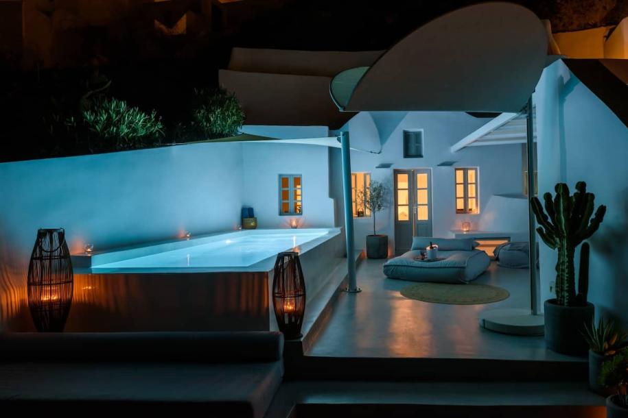 Cave in Thira, Greece 4 guests2 bedrooms3 beds2 baths-14