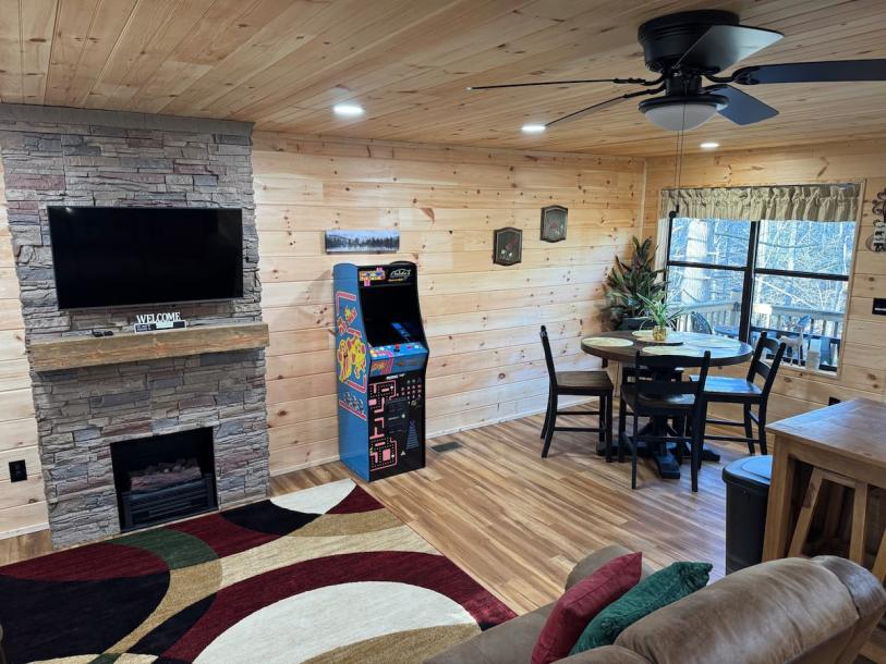 Entire cabin in Sevierville, Tennessee 4 guests2 bedrooms2 beds1 bath-10