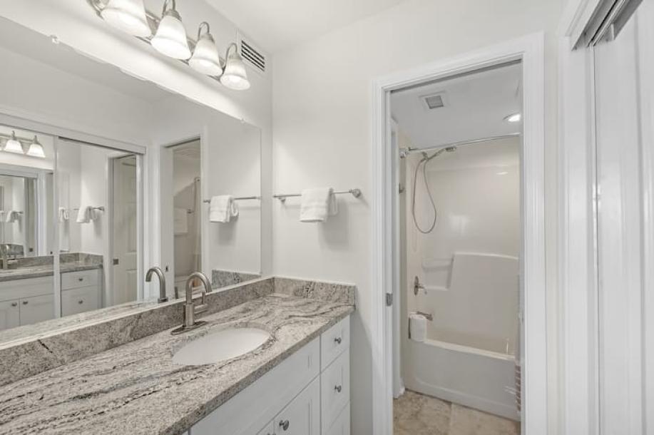 Entire condo in Gulf Shores, Alabama 6 guests2 bedrooms3 beds2 baths-3