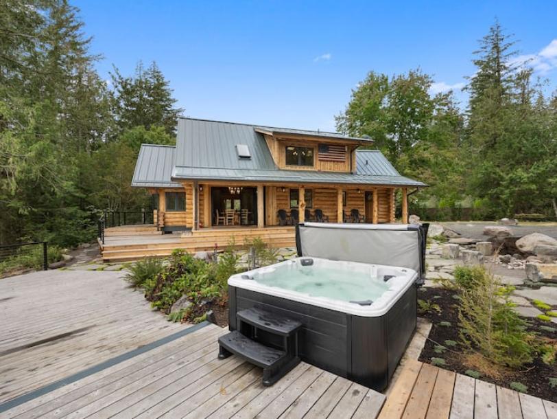 Entire home in Sandy, Oregon 6 guests2 bedrooms3 beds2 baths-3