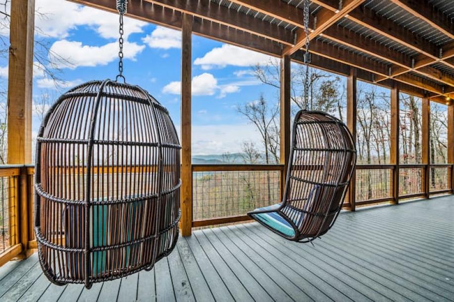 Entire cabin in Sevierville, Tennessee 8 guests3 bedrooms3 beds3.5 baths-5