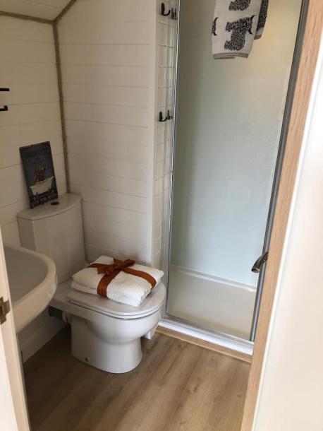 Entire place in Skeabost Bridge, United Kingdom 2 guests1 bedroom1 bed1 bath-10