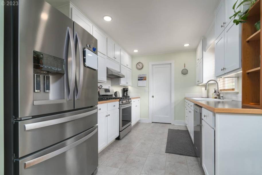 Entire vacation home in Eugene, Oregon 3 guests2 bedrooms2 beds2 baths-14