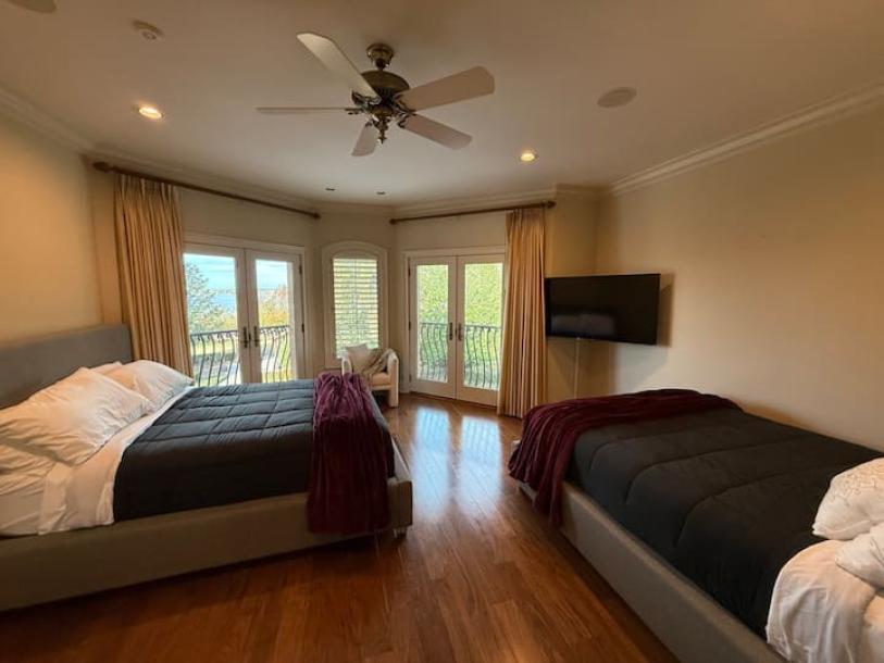 A serene lake side estate 6 bedrooms 8.5 bathrooms-11
