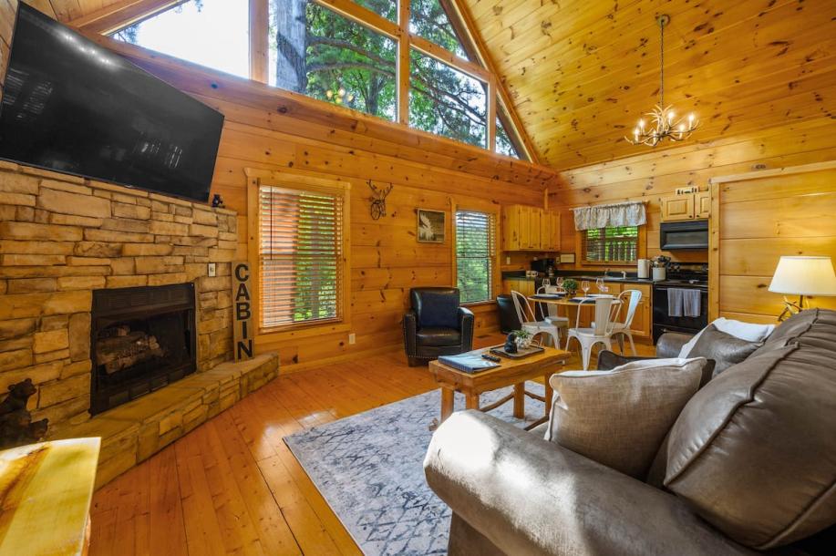 Entire cabin in Sevierville, Tennessee 5 guests1 bedroom4 beds1 bath-11