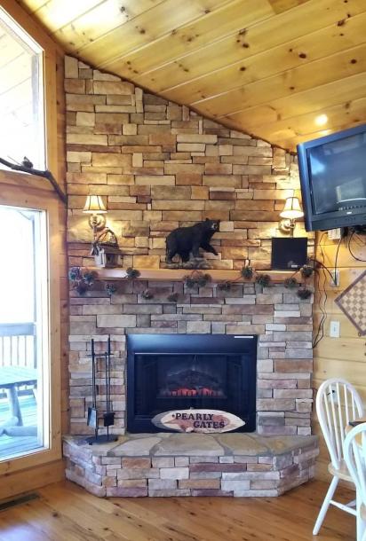 Entire cabin in Sevierville, Tennessee 2 guests1 bedroom1 bed2 baths-15
