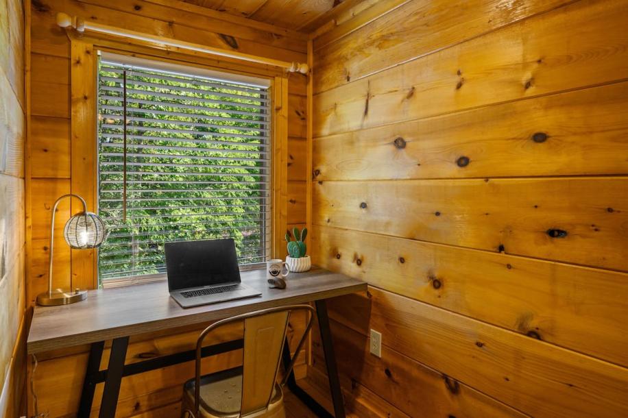 Entire cabin in Sevierville, Tennessee 5 guests1 bedroom4 beds1 bath-9