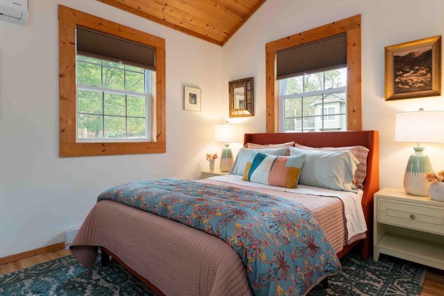 Entire home in Asheville, North Carolina 4 guests2 bedrooms3 beds1 bath-9