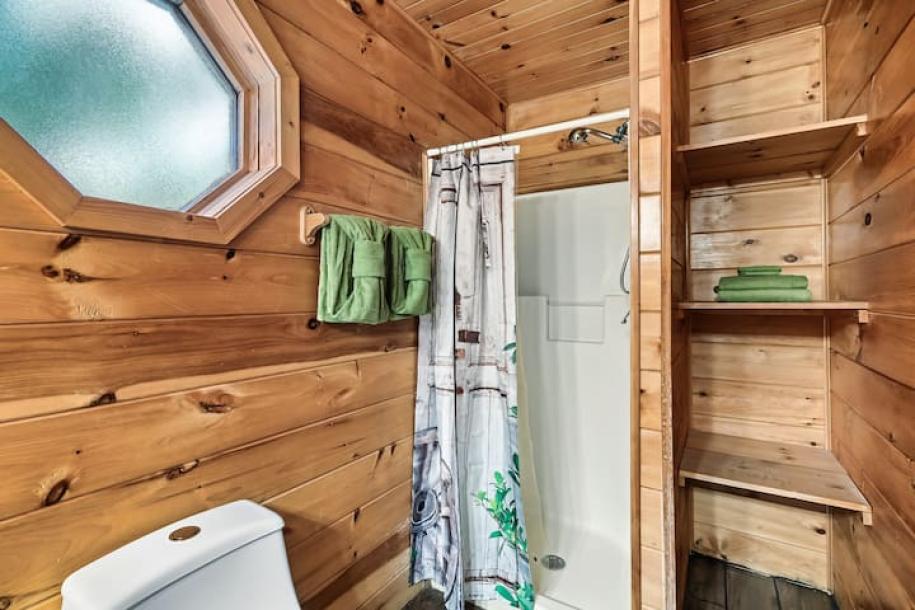 Entire cabin in Pigeon Forge, Tennessee 8 guests3 bedrooms4 beds3 baths-6