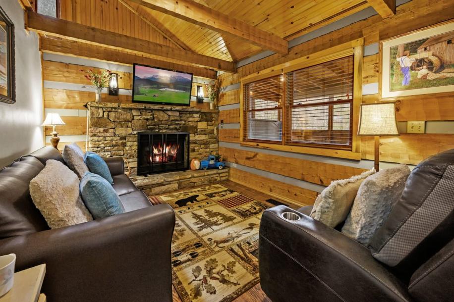 Entire cabin in Pigeon Forge, Tennessee 4 guests1 bedroom2 beds1 bath-7