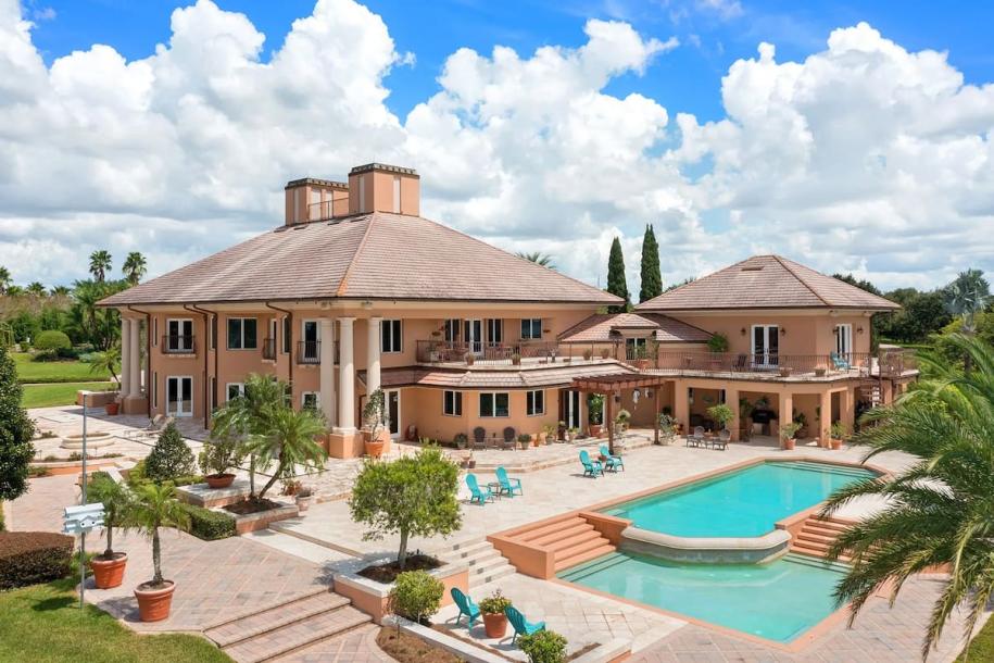 A serene lake side estate 6 bedrooms 8.5 bathrooms-15