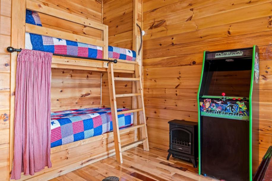 Entire cabin in Sevierville, Tennessee 8 guests2 bedrooms5 beds2.5 baths-16