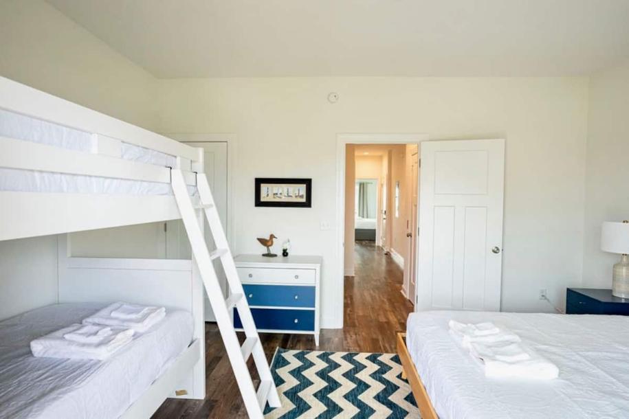 Entire home in North Topsail Beach, North Carolina 15 guests4 bedrooms11 beds4 baths-9