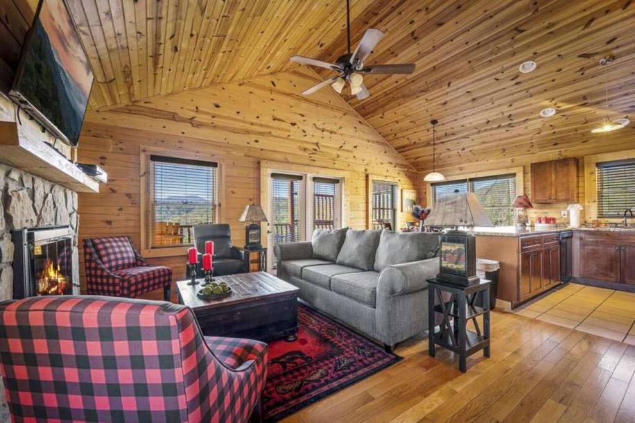Entire cabin in Gatlinburg, Tennessee 2 guests1 bedroom1 bed1 bath-4