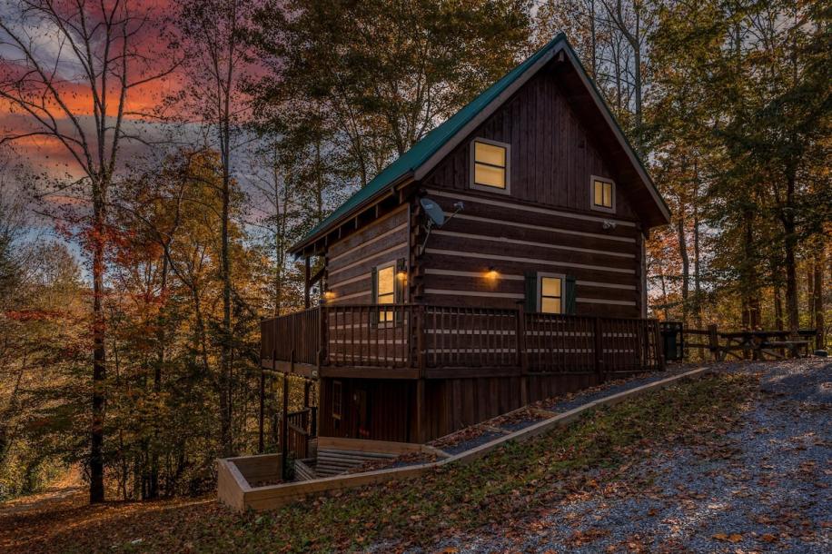 Entire cabin in Sevierville, Tennessee 2 guests1 bedroom1 bed1 bath-0