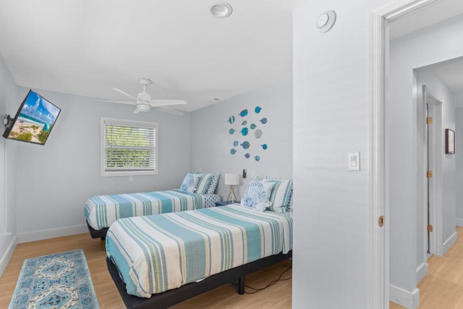 Spacious 5 BR Retreat with Game Room & Heated Pool-7