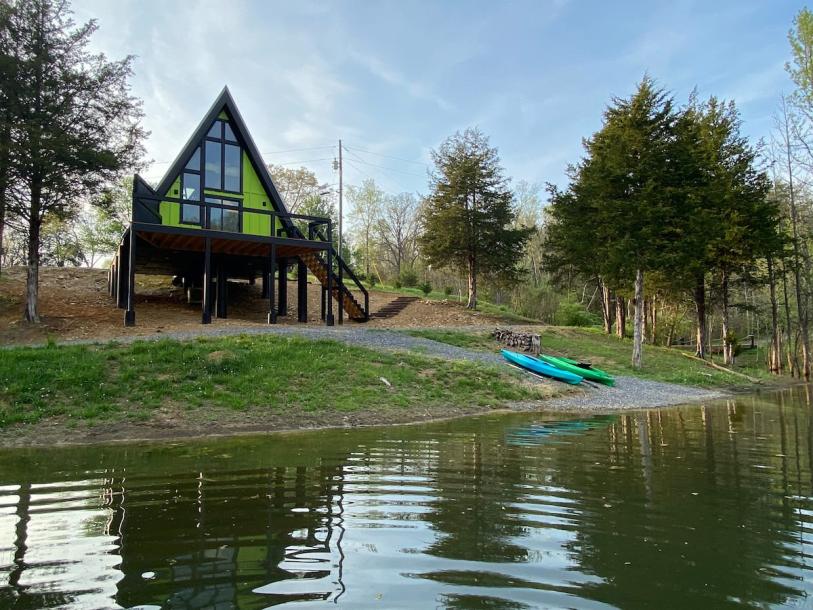 Entire cabin in Sevierville, Tennessee 4 guests1 bedroom2 beds1 bath-0