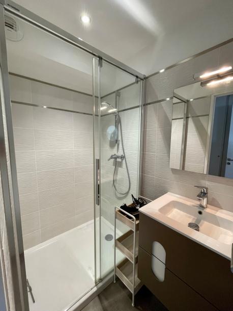 Entire rental unit in Trélévern, France 2 guests1 bedroom1 bed1 bath-11