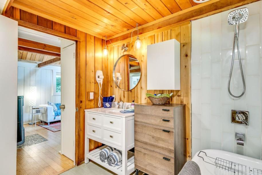 Entire chalet in Hansville, Washington 4 guests2 bedrooms2 beds2 baths-10