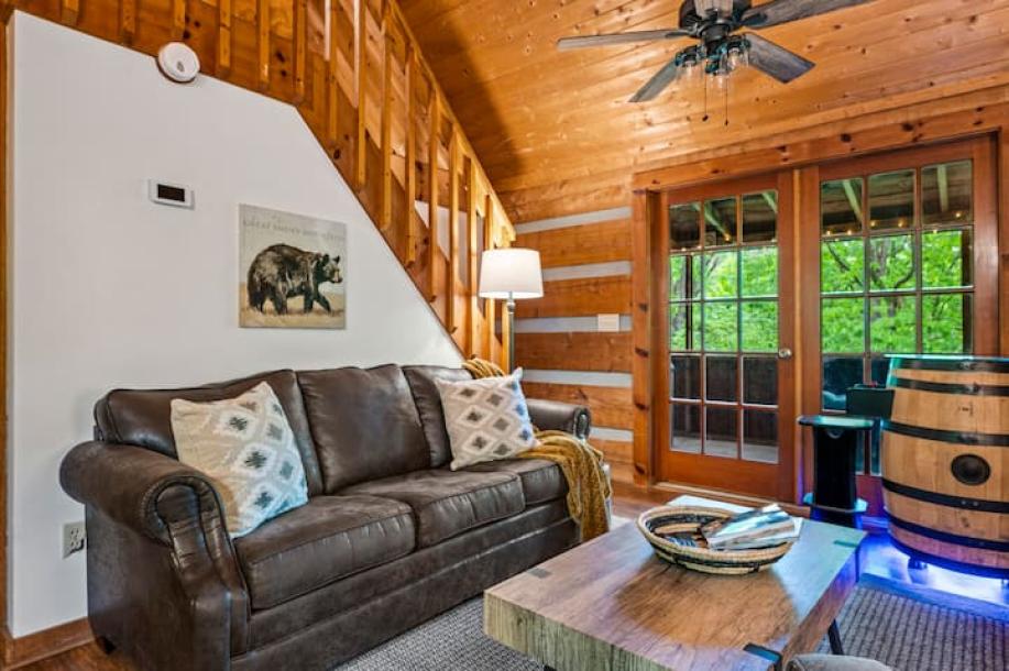 Entire cabin in Sevierville, Tennessee 6 guests2 bedrooms4 beds2 baths-11