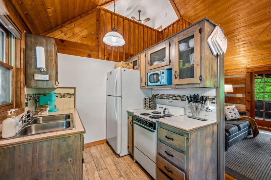 Entire cabin in Sevierville, Tennessee 6 guests2 bedrooms4 beds2 baths-9