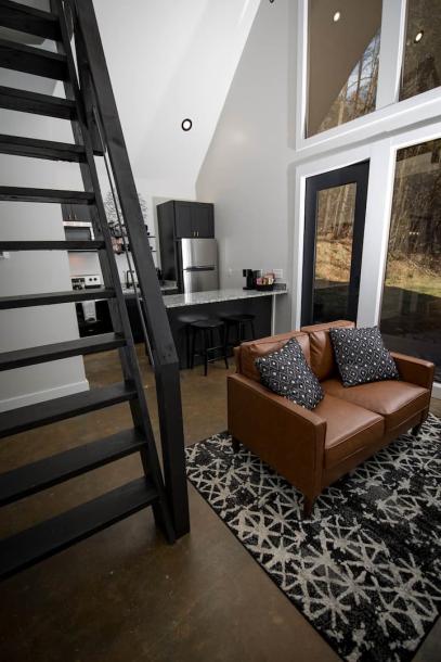 Entire cabin in Walker County, Georgia 4 guests1 bedroom1 bed1 bath-6
