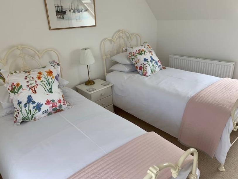 Entire cottage in Staffin, United Kingdom 4 guests2 bedrooms3 beds1.5 baths-11