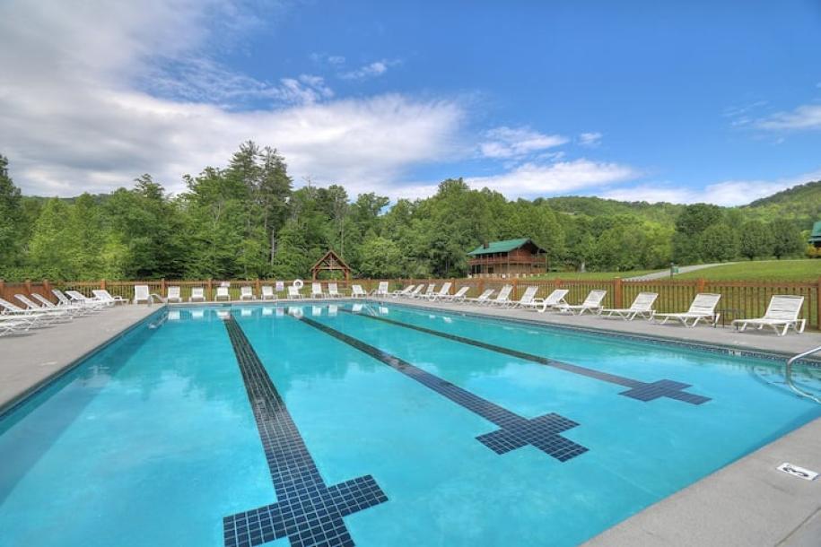 Entire cabin in Sevierville, Tennessee 2 guests1 bedroom1 bed2 baths-7