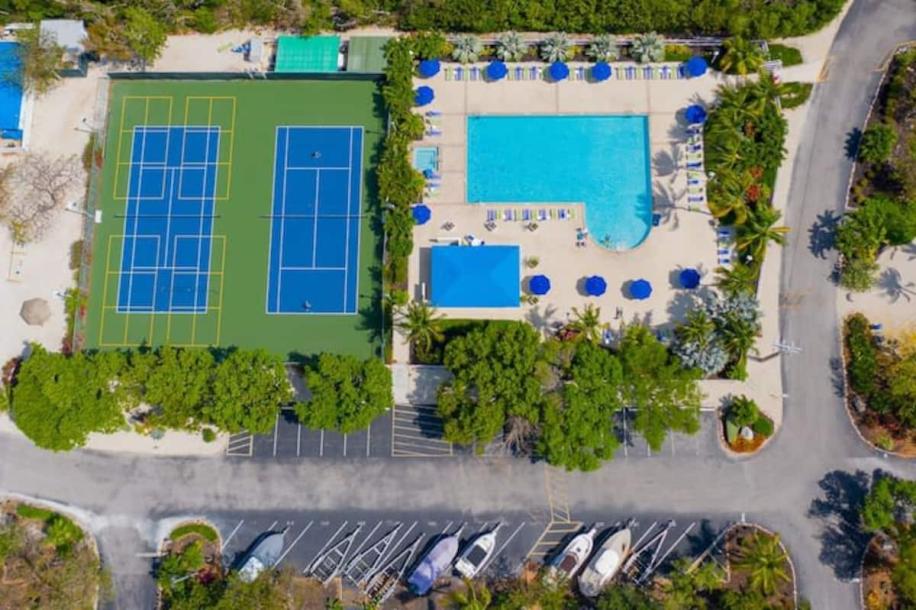 Entire condo in Tavernier, Florida 5 guests2 bedrooms4 beds2 baths-16