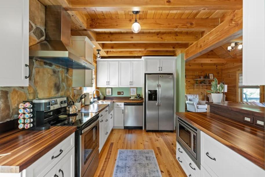 Entire cabin in Fort Valley, Virginia 4 guests1 bedroom3 beds2 baths-11