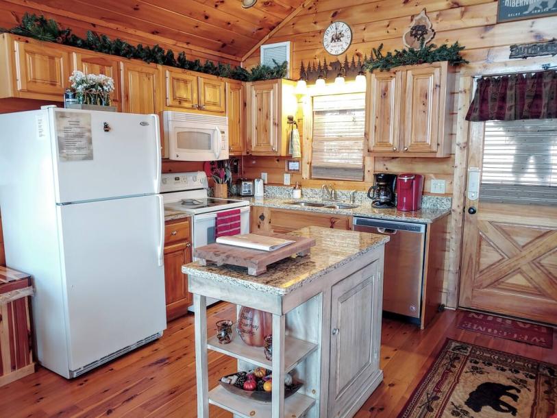 Entire cabin in Sevierville, Tennessee 2 guests1 bedroom1 bed2 baths-14