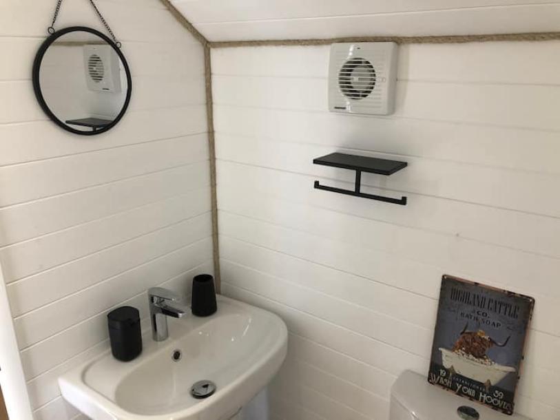 Entire place in Skeabost Bridge, United Kingdom 2 guests1 bedroom1 bed1 bath-11