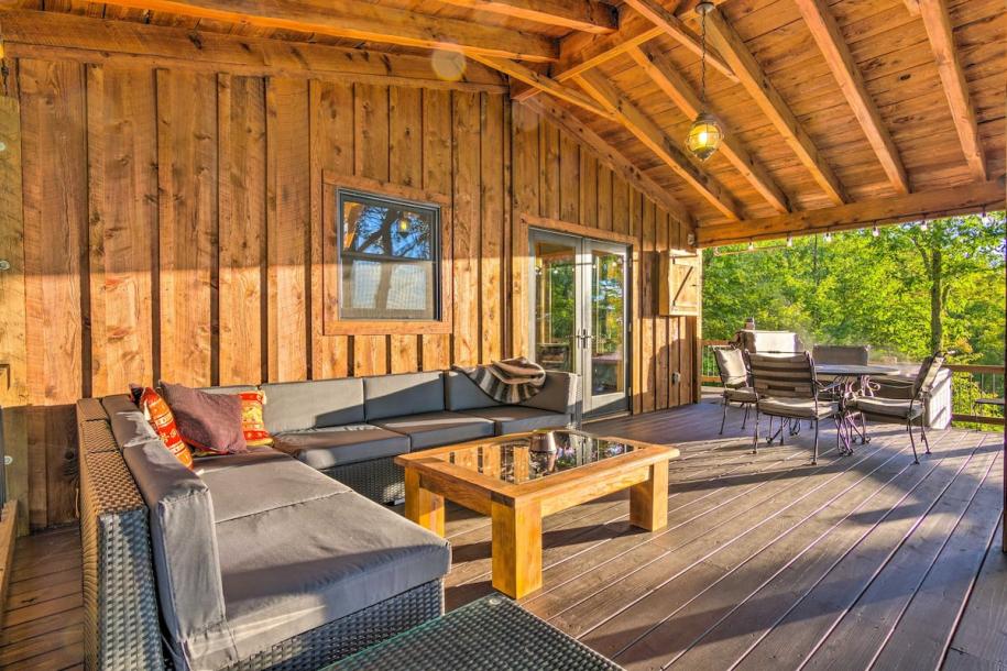 Entire cabin in Brevard, North Carolina 4 guests2 bedrooms3 beds1 bath-2
