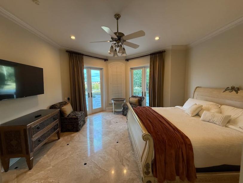 A serene lake side estate 6 bedrooms 8.5 bathrooms-4