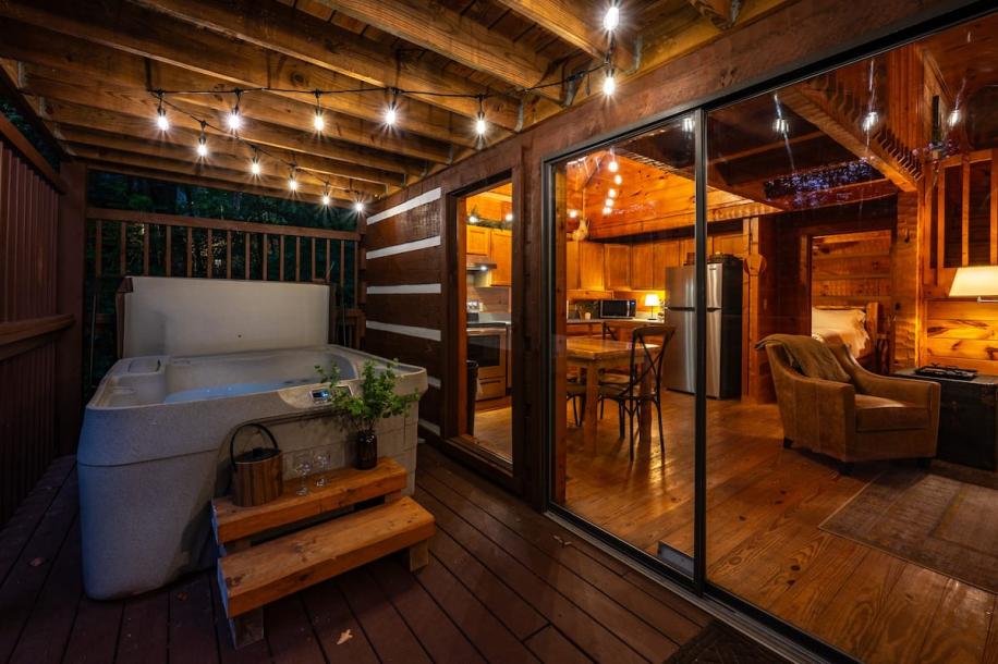 Entire cabin in Sevierville, Tennessee 5 guests2 bedrooms3 beds2 baths-0